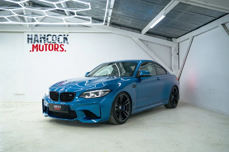 BMW M2 bleue — trois quarts avant, voiture vendue | Hancock Motors Scillé