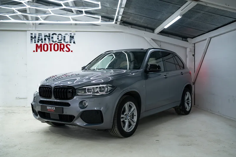 BMW X5 gris vendu par Hancock Motors à Scillé