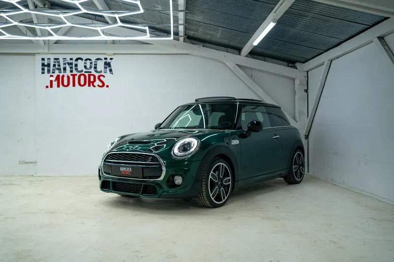 Mini Cooper S verte vendue par Hancock Motors à Scillé