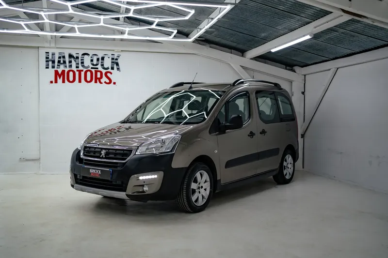 Peugeot Partner Tepee vendue à un client du secteur de Parthenay | Hancock Motors Scillé