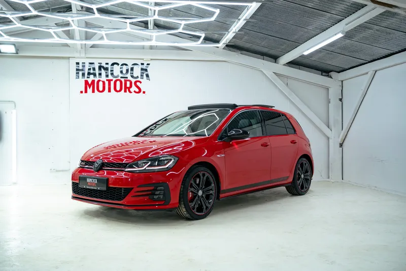 Volkswagen Golf GTI rouge — trois quarts avant, voiture vendue | Hancock Motors Scillé