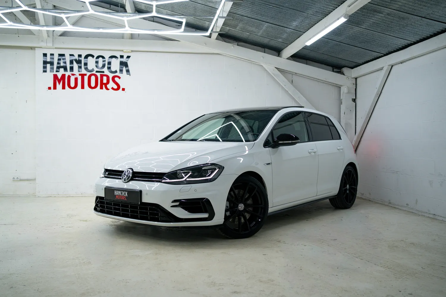 Volkswagen Golf R blanche préparée dans l'atelier Hancock Motors