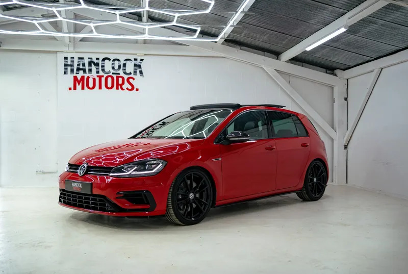 Volkswagen Golf R rouge vendue par Hancock Motors à Scillé