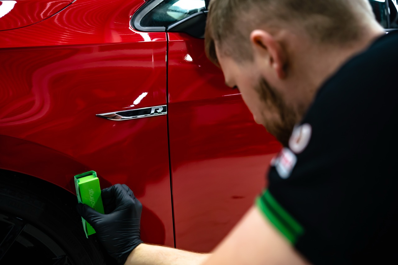 Application de protection céramique carrosserie après nettoyage auto complet et polissage